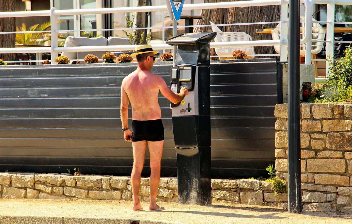 CerfiaFR's tweet image. 🇫🇷🏖️🩳 DÉBAT | « Un peu de tenue, s’il vous plaît ! »
La mairie des Sables-d’Olonne lance une campagne pour demander aux vacanciers de s’habiller correctement en centre-ville, sous peine d’amende.
👉 Faut-il interdire, selon vous, les tenues "trop décontractées" en ville l’été ?