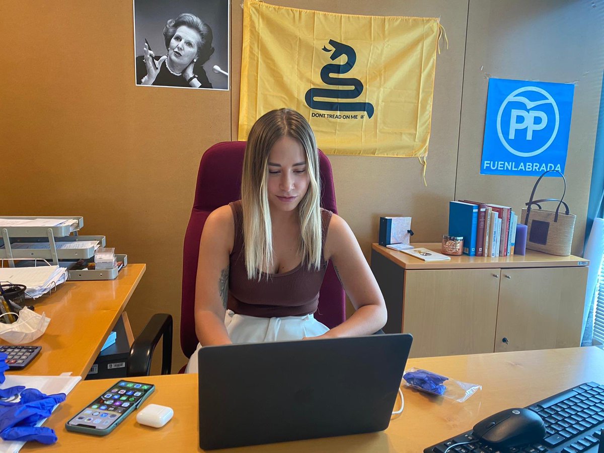 A mí que un político no tenga carrera me da igual.

Que sean los que hablan de paguitas, esfuerzo y te pidan sacrificios cuando resulta que son ellos los que acaban enchufados en una universidad libertaria cuyo único mérito es haber vivido siempre del estado me toca los cojones.