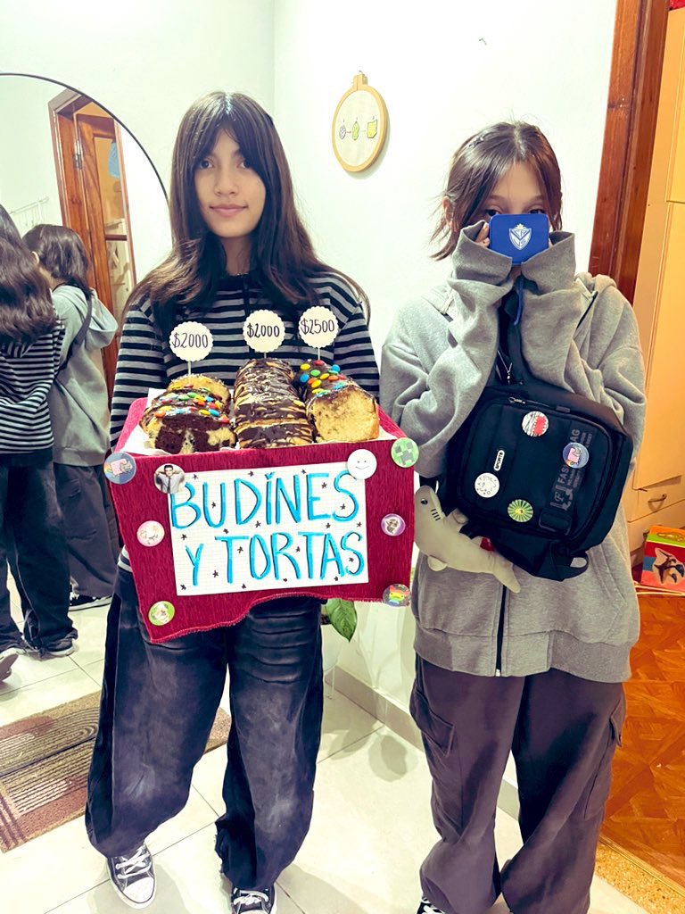 🥺💙 Ellas son Clari y July, hijas de <a href="/FloVs73/">Flo</a> y <a href="/PabloVelezhds73/">PabloCAVS84</a>. Van a ir a Brasil a ver a #Velez, y para ayudar a sus papás que compraron los pasajes, van a estar vendiendo en estas vacaciones de invierno, Budines y tortas en la Plaza Los Andes. 

💙🤍 Ayudemos a las chicas.
