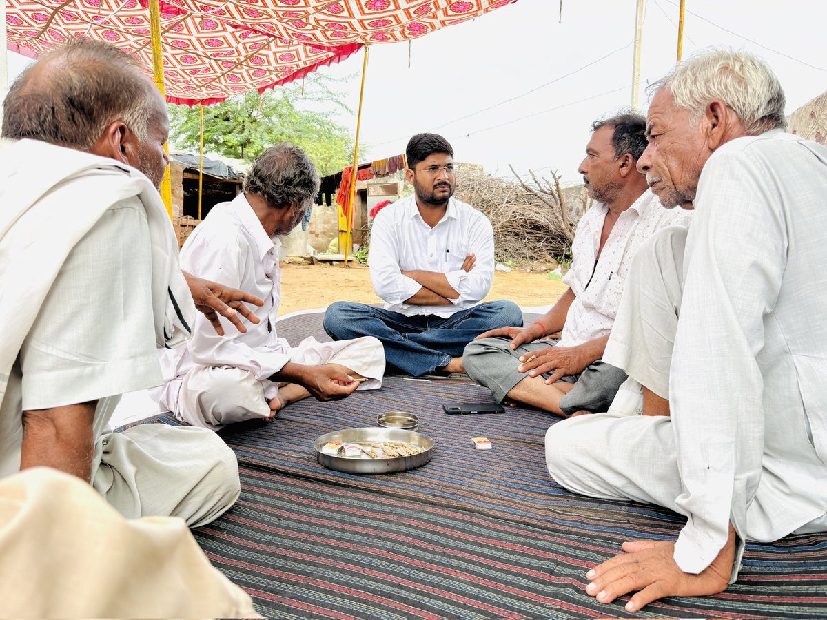 AsifChuru0029's tweet image. 📍गाँव पिथिसर,चूरू
विधानसभा क्षेत्र चूरू के गाँव पिथिसर से भाई सीताराम इंदलिया जी की धर्मपत्नी का एक अप्रिय घटना में 2 दिन की नवजात बच्ची को छोड़कर इस दुनिया से चले जाना बहुत दुःखद है।
उनके निवास स्थान पहुँचकर श्रद्धांजलि अर्पित की व परिवारजनो से मुलाक़ात की।
#churu