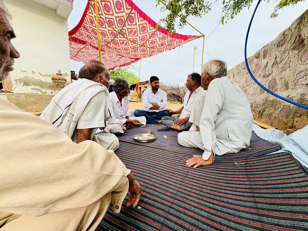 AsifChuru0029's tweet image. 📍गाँव पिथिसर,चूरू
विधानसभा क्षेत्र चूरू के गाँव पिथिसर से भाई सीताराम इंदलिया जी की धर्मपत्नी का एक अप्रिय घटना में 2 दिन की नवजात बच्ची को छोड़कर इस दुनिया से चले जाना बहुत दुःखद है।
उनके निवास स्थान पहुँचकर श्रद्धांजलि अर्पित की व परिवारजनो से मुलाक़ात की।
#churu