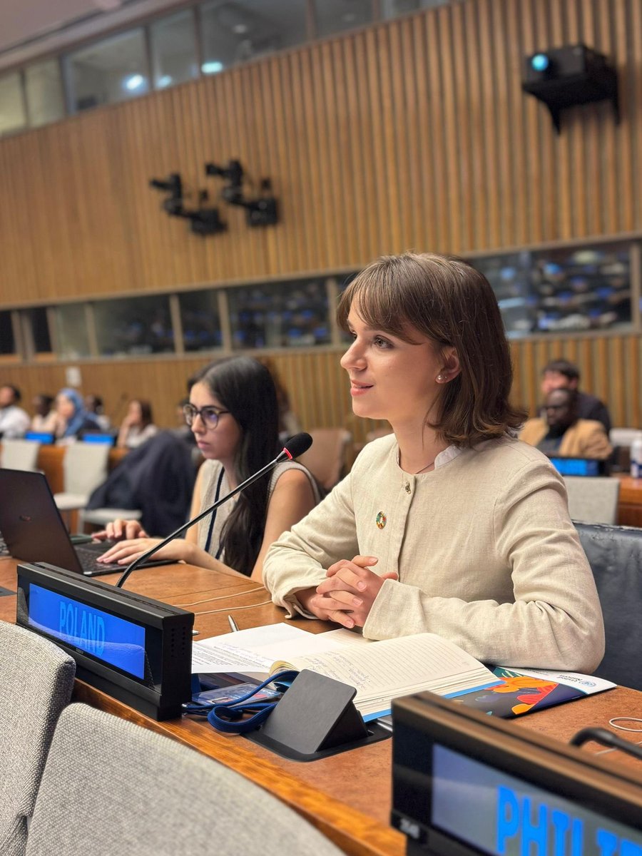 PLinUN's tweet image. Yesterday, during 🇺🇳 #HLPF2025, Poland’s Youth Delegates participated in Voluntary National Reviews #VNRs and asked questions to #Japan about preserving biodiversity & fighting plastic pollution, and to #thePhilippines on progress related to school enrollment & inclusive growth.
