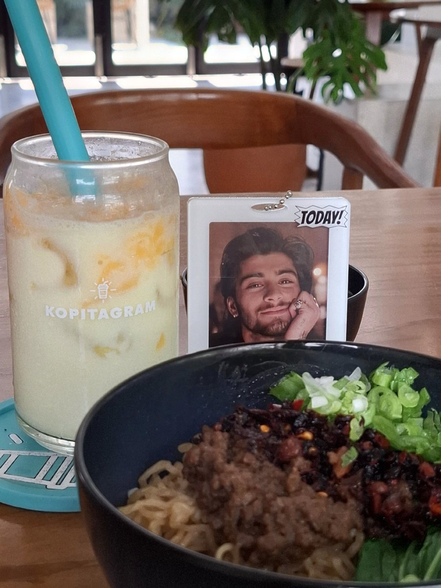 GTomlinsoon's tweet image. lunch with my bf

#DirectionersDay #15Yearsof1D #15YearsOfOneDirection