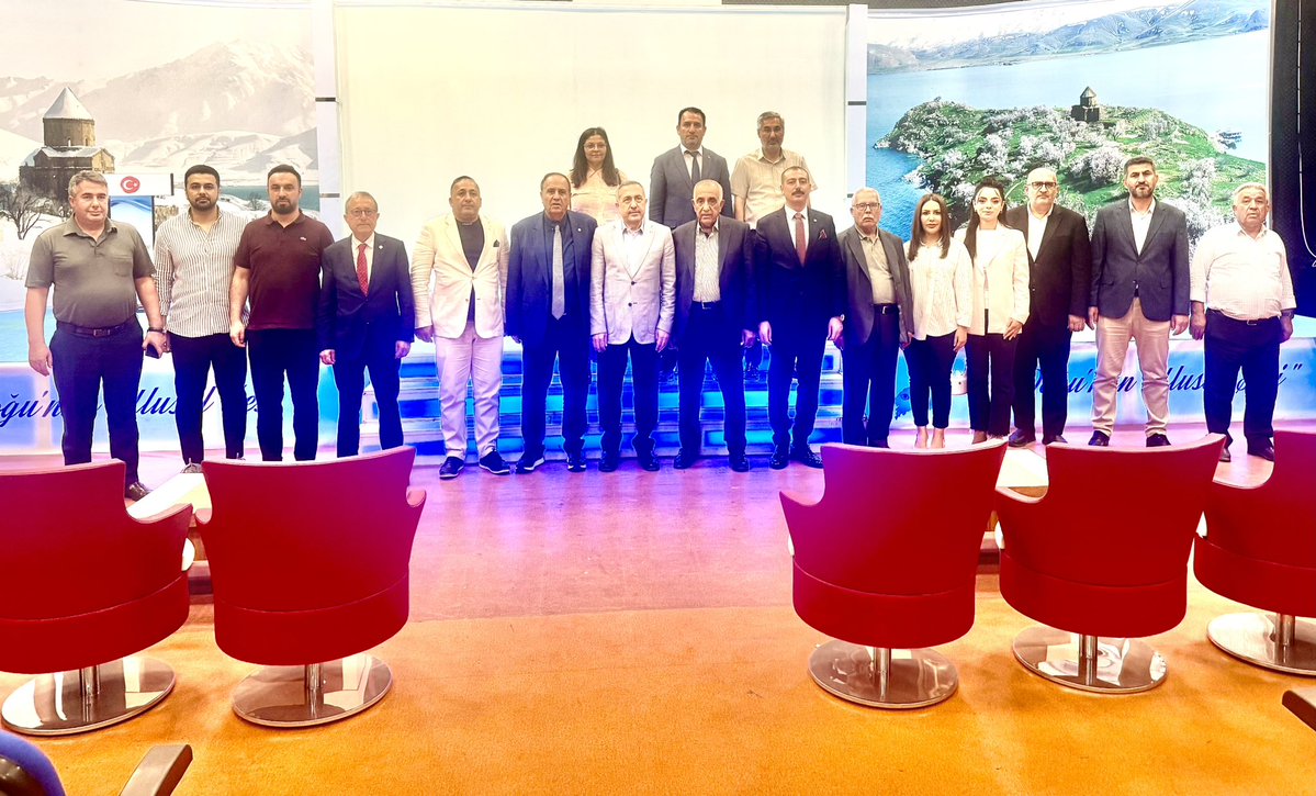 Göreve geldiği günden itibaren dur durak bilmeden gece gündüz demeden ilçe ilçe, mahalle mahalle, ev ev dolaşarak; sivil toplum kuruluşları, dernekler ve iş insanlarını ziyaret edip sorun ve sıkıntılar hakkında istişarelerde bulunan AK Parti İl Başkanı Sayın Abdulehat Arvas,