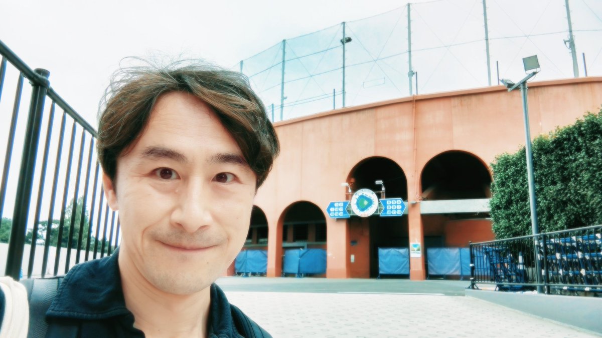SozeKaiji's tweet image. 毎日通った #日本青年館ホール
目の前は #神宮球場
昼は高校野球の東京大会
夜はプロ野球ヤクルト戦
この時期フル稼働で熱気ムンムン。
劇場の行き帰りに聞こえた大歓声が心地よかった♪
そういや古典落語『#唐茄子屋政談』の現代版噺を創った時、ここのビールの売り子さんを主人公にしたなぁと感慨☆