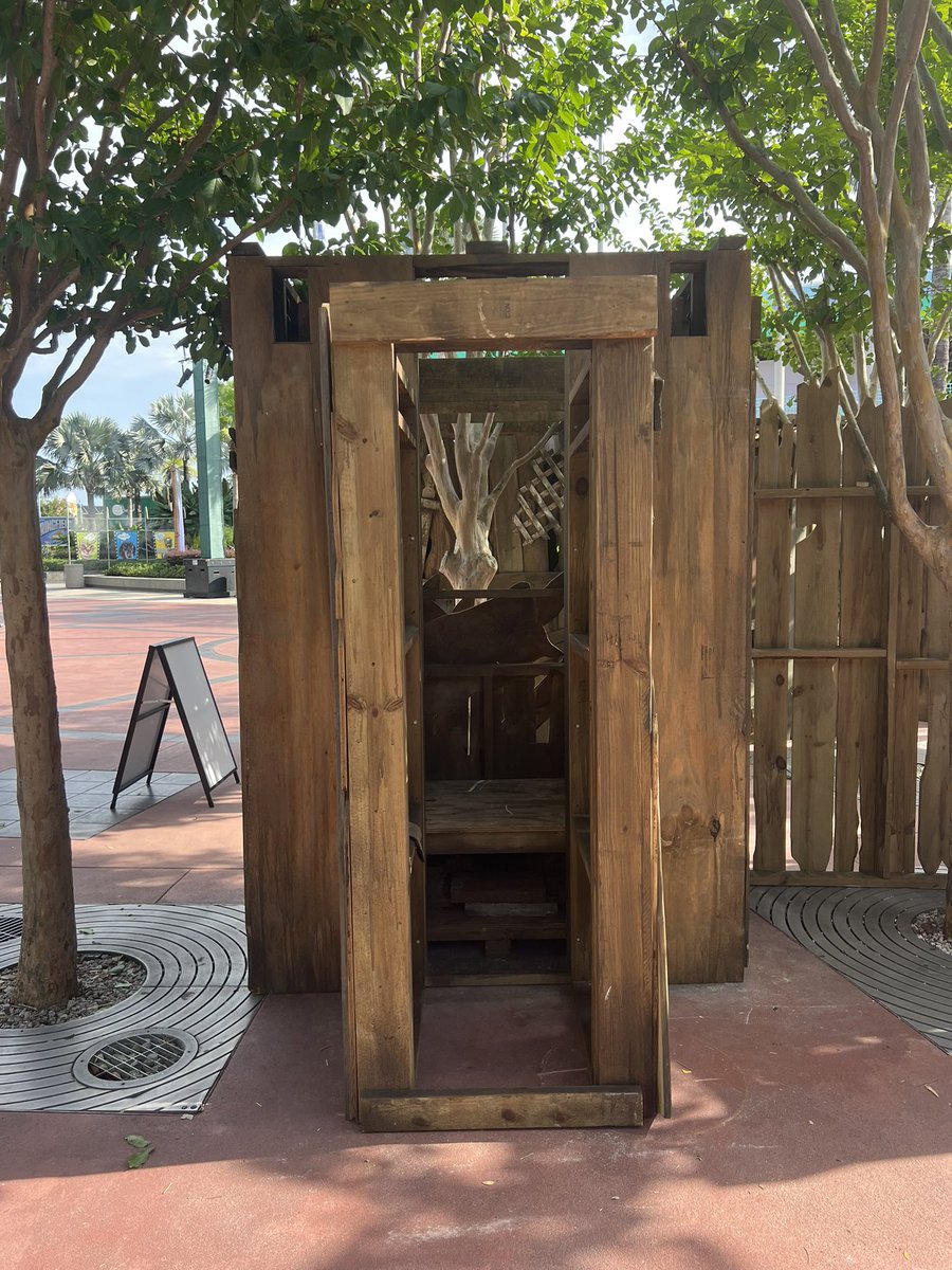 SpeculationMatt's tweet image. The theming from yesterday in Central Park has grown! New details and structures have been added including stained glass! #HHN34 #HHN