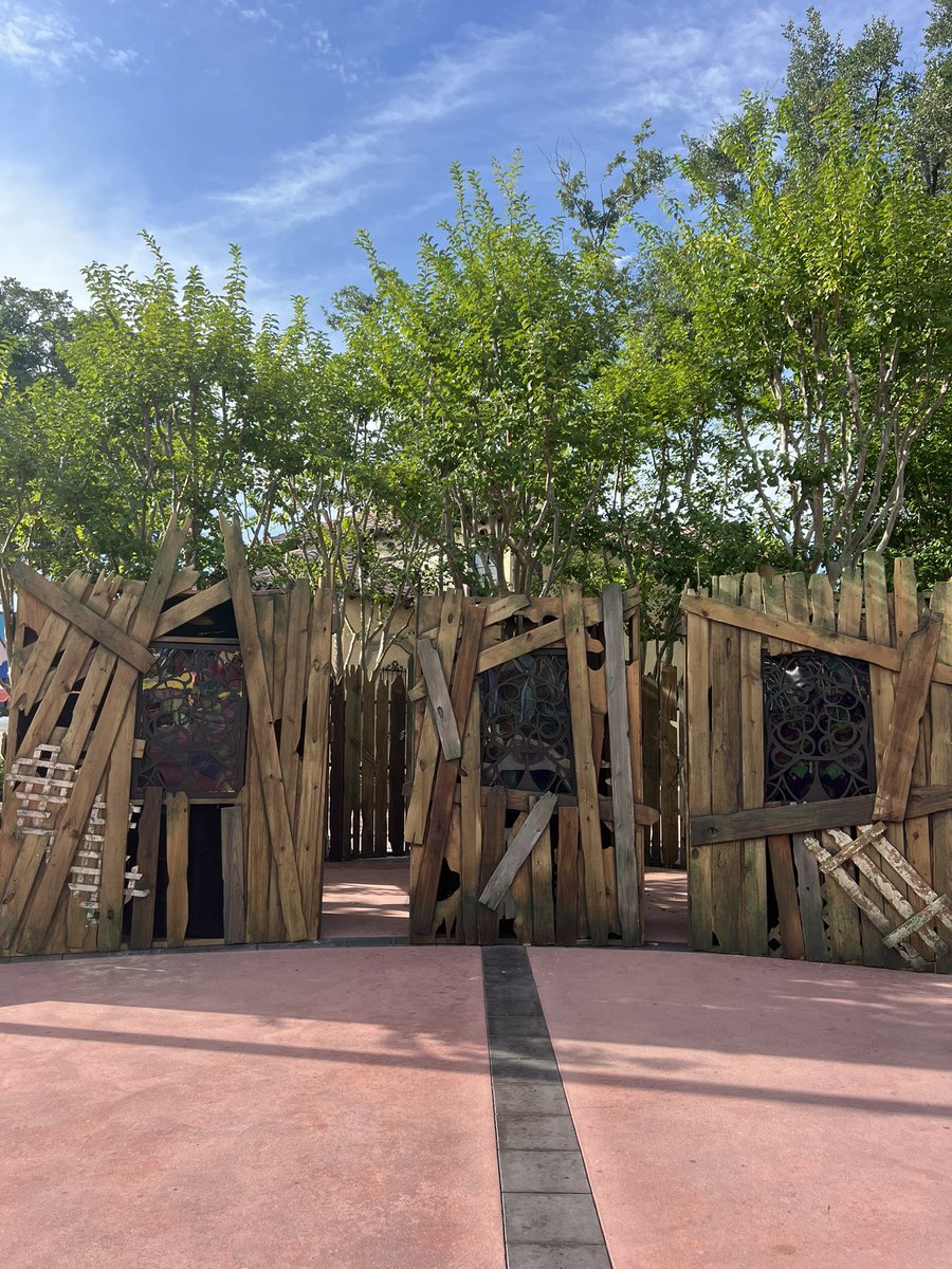 SpeculationMatt's tweet image. The theming from yesterday in Central Park has grown! New details and structures have been added including stained glass! #HHN34 #HHN