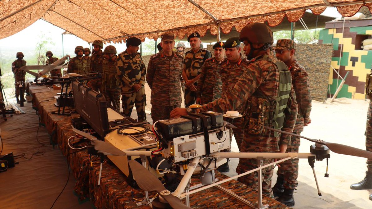 KonarkCorps's tweet image. Lt Gen AVS Rathee, GOC #KonarkCorps, visited forward areas of #GoldenKatarDivision in #Rajasthan to review their #OperationalPreparedness. He appreciated their relentless efforts to enhance #CombatReadiness through #Jointness &amp;amp; #technology integration.

@adgpi
@IaSouthern