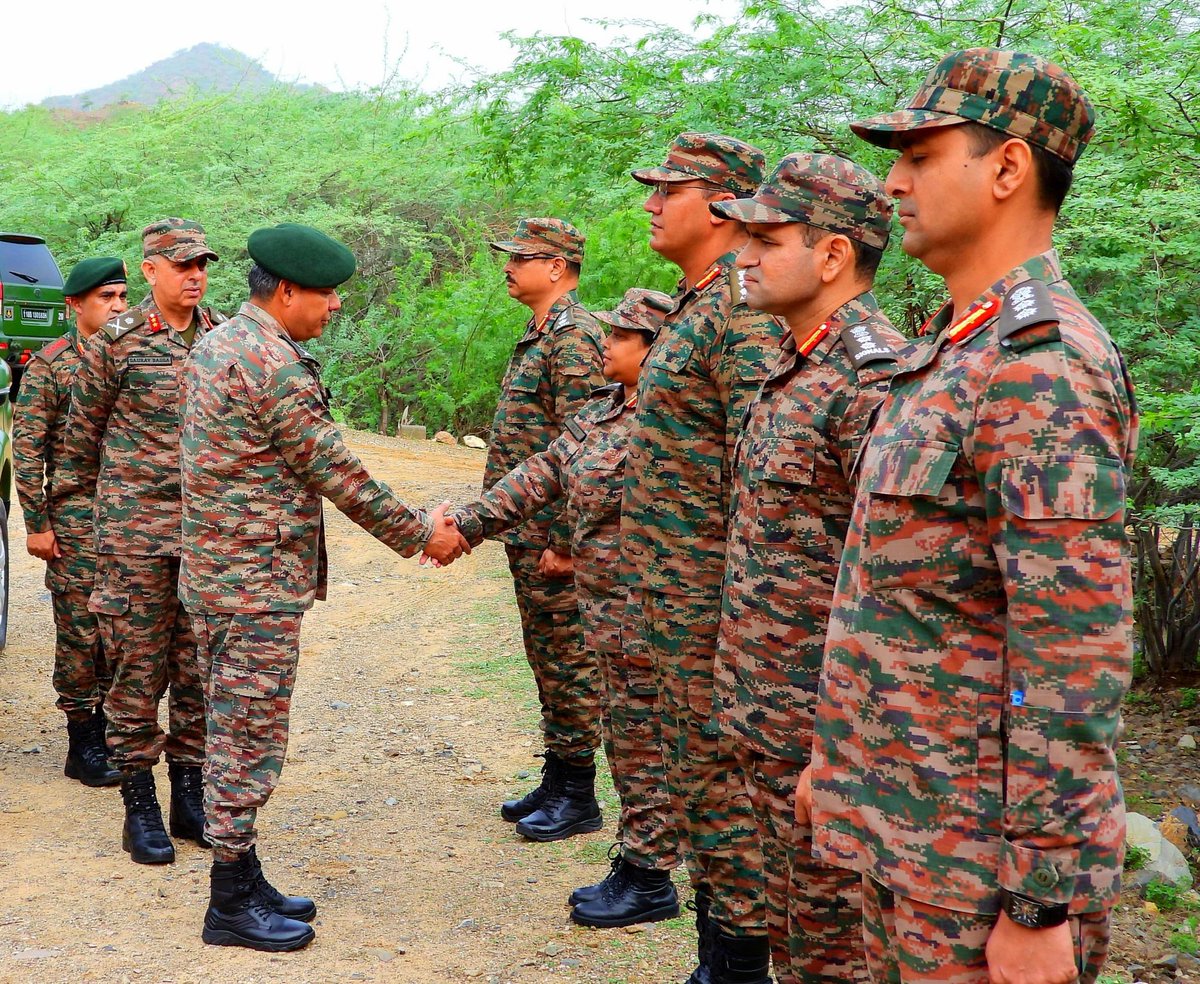 KonarkCorps's tweet image. Lt Gen AVS Rathee, GOC #KonarkCorps, visited forward areas of #GoldenKatarDivision in #Rajasthan to review their #OperationalPreparedness. He appreciated their relentless efforts to enhance #CombatReadiness through #Jointness &amp;amp; #technology integration.

@adgpi
@IaSouthern