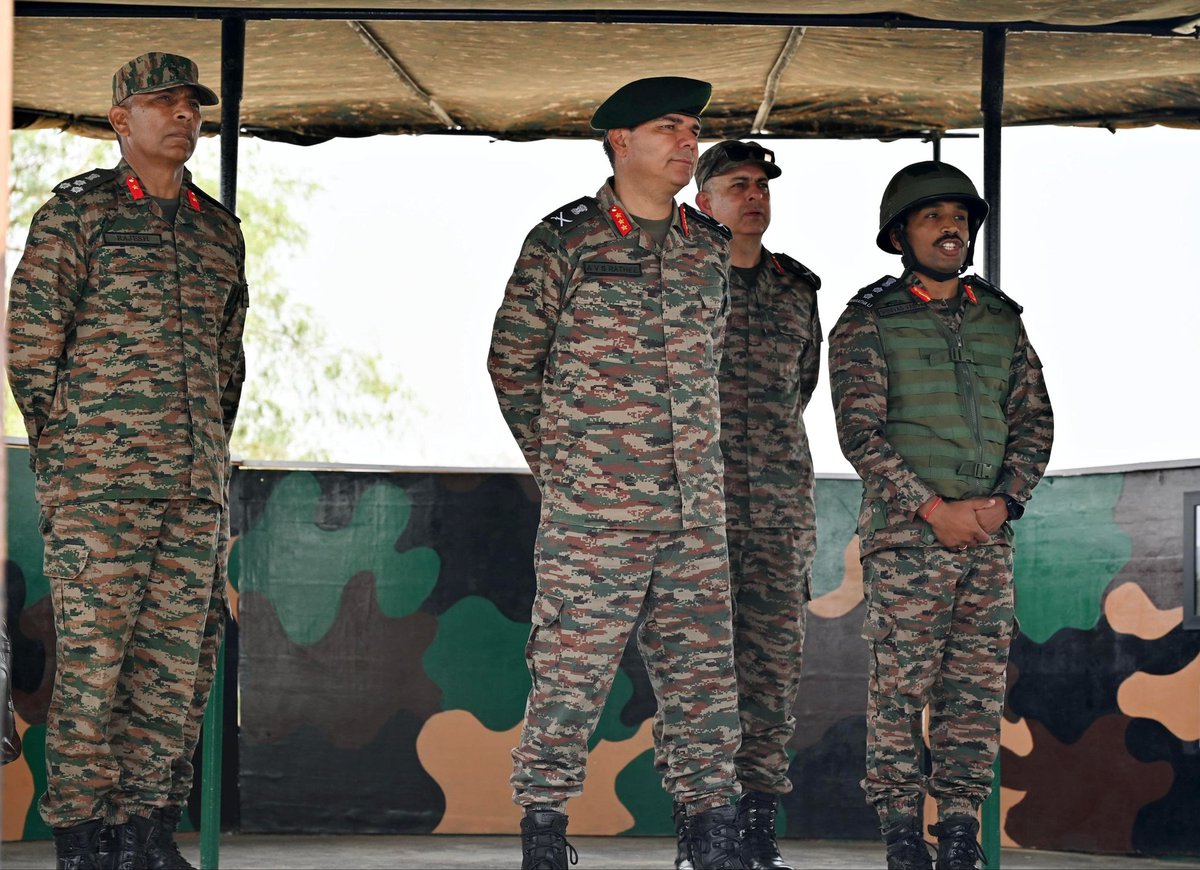 KonarkCorps's tweet image. Lt Gen AVS Rathee, GOC #KonarkCorps, visited forward areas of #GoldenKatarDivision in #Rajasthan to review their #OperationalPreparedness. He appreciated their relentless efforts to enhance #CombatReadiness through #Jointness &amp;amp; #technology integration.

@adgpi
@IaSouthern