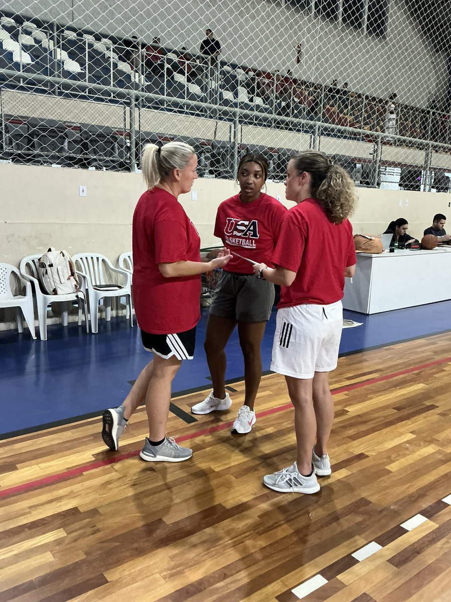 CoachKBailey5's tweet image. Yesterday was a BLAST! Coaching is fun but doing it with your friends is even better!
Every player scored and all 3 @DULadyPanthers ended in double digits with @saramendel11 coming through with yet another Double Double!
More adventures to come!
🇺🇸🇧🇷