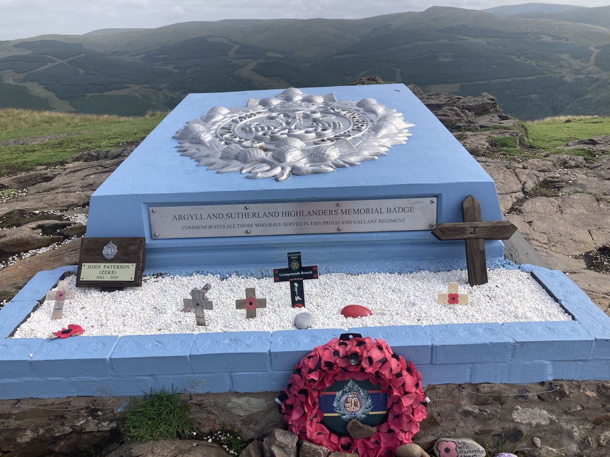 GovanMiracle's tweet image. Dumyat - Nice wee hill that overlooks Stirling and the Munros to the west whilst affording panoramic views down the Forth to Embra. Warm, but hazy today.
Nice memorial, at the top, to our fallen heroes.