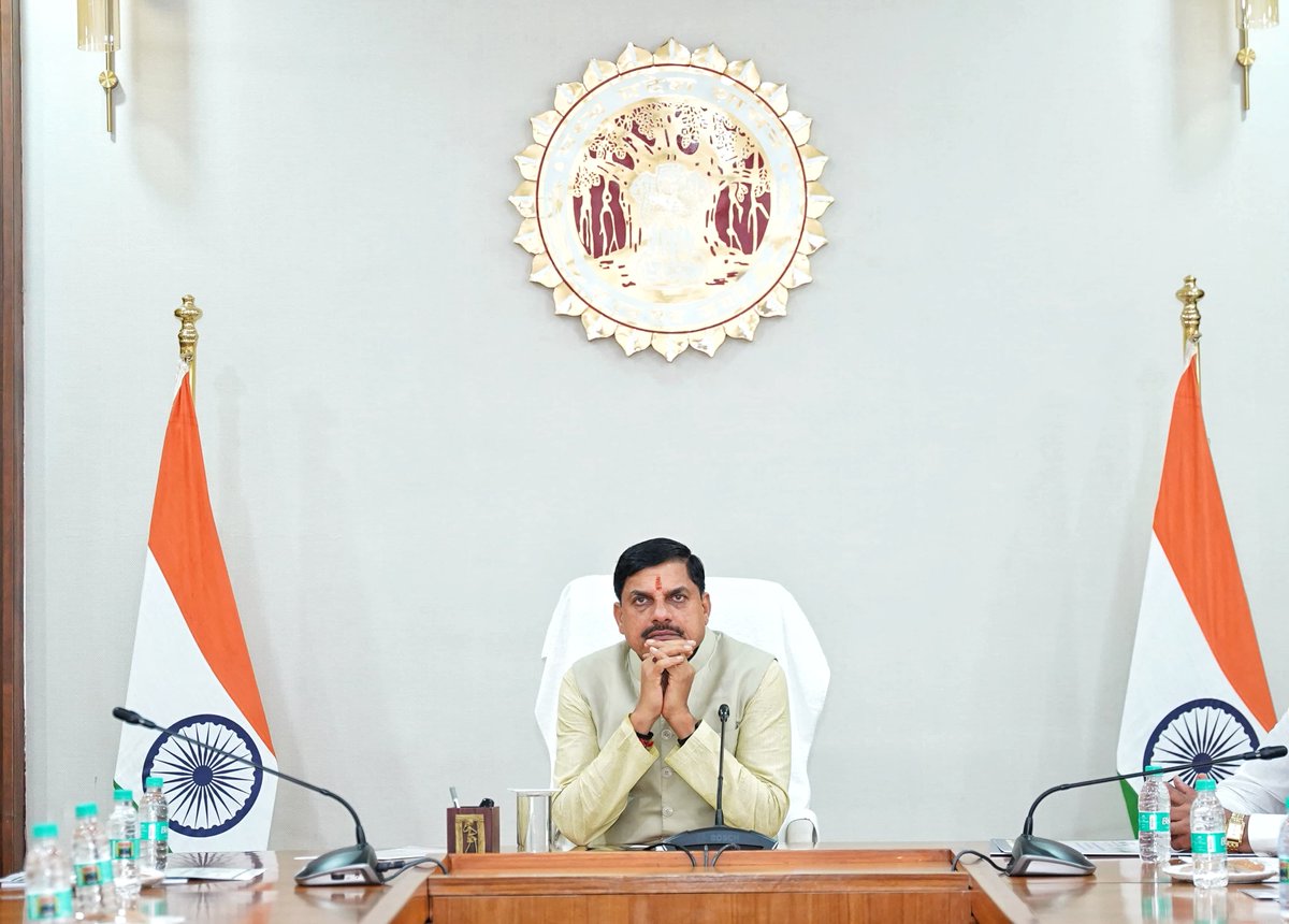 DrMohanYadav51's tweet image. आज भोपाल निवास पर मध्यप्रदेश जन अभियान परिषद की कल से आरम्भ हो रही पांच दिवसीय 'नवांकुर सखी हरियाली यात्रा' के पोस्टर का विमोचन किया।
पर्यावरण संरक्षण-संवर्धन को समर्पित इस लोक-कल्याणकारी यात्रा के प्रति मेरी हार्दिक शुभकामनाएं!