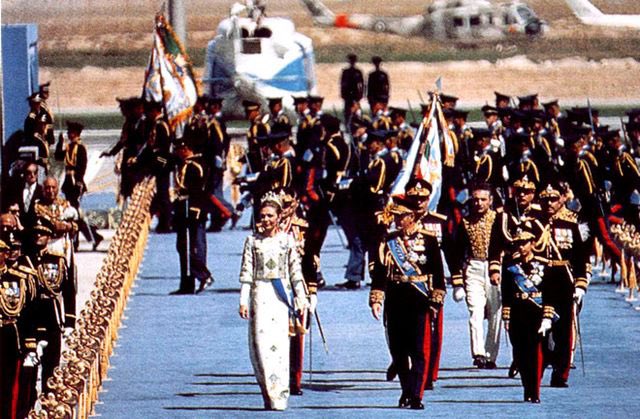 SOLDIEROFSHAH's tweet image. برای ثبت در زمانه و دورانِ این تمدن✌️
《هیچ فخر و سربلندیای برتر از این نیست که فرّ و شگفتی گذشتهِ ایران را بازآفرینی کنیم و سندِ شکوهِ نظامِ پادشاهی پهلوی را به تاریخ تحویل دهیم.👑》
#جاويدشاه
#رضاشاه_دوم