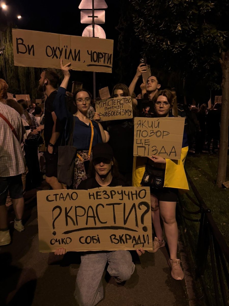 AvramchukSvetl1's tweet image. Елітка протестувальників
Спнци по НАБУ і САПу
Мат і тюремний жаргон, щє і кцпською, "очко"
І якесь гендерне