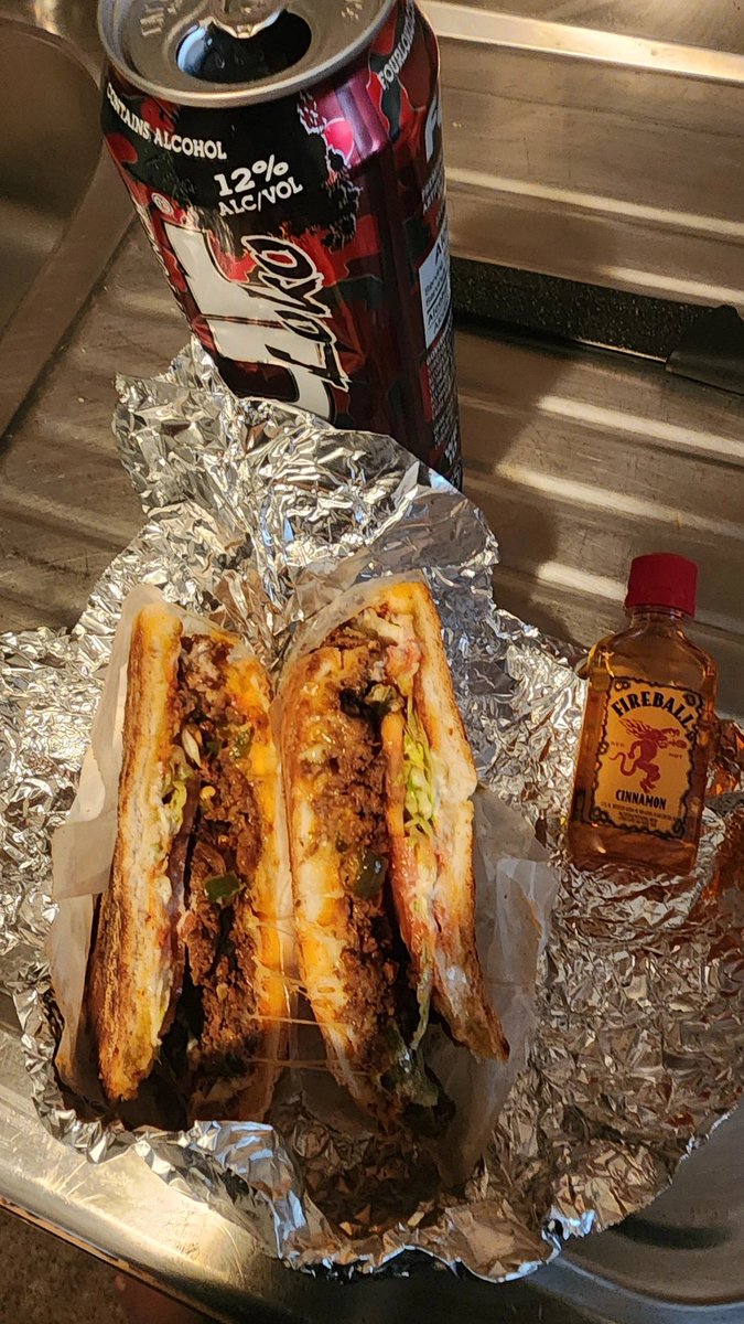 ItsmindofJson's tweet image. Went out for some air ..got me a #choppedcheese
Shiddd whole 15 mins cost me $30 Im good inside wtf