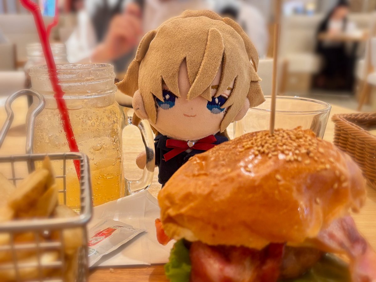 昨年秋から少しずつ撮り溜めていた「ぬい蓮くん×美味しい食べ物」の中のお気に入りたちです。
自分とあまり体積が変わらなさそうなレモネードを持ってにっこにこなぬい蓮くんと目が合う4枚目が最近のベストショットです。かわいいね。
#ちゃいぬい