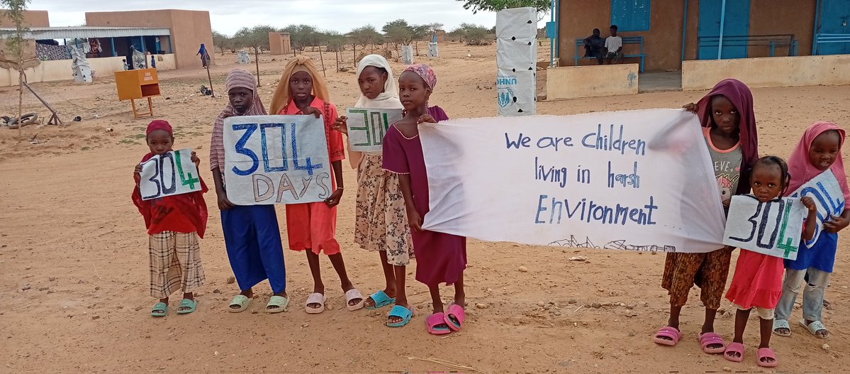 MrsalAhmd95964's tweet image. 304 days of peaceful protest in the so-called invisible humanitarian center in Agadez, Niger, outside the @UNHCRNiger office demanding a dignified life. No one has responded to our calls so far, and @UNHCRNiger has cut off our food supplies.@amnesty @Refugees @UNGeneva @UNHCRgov