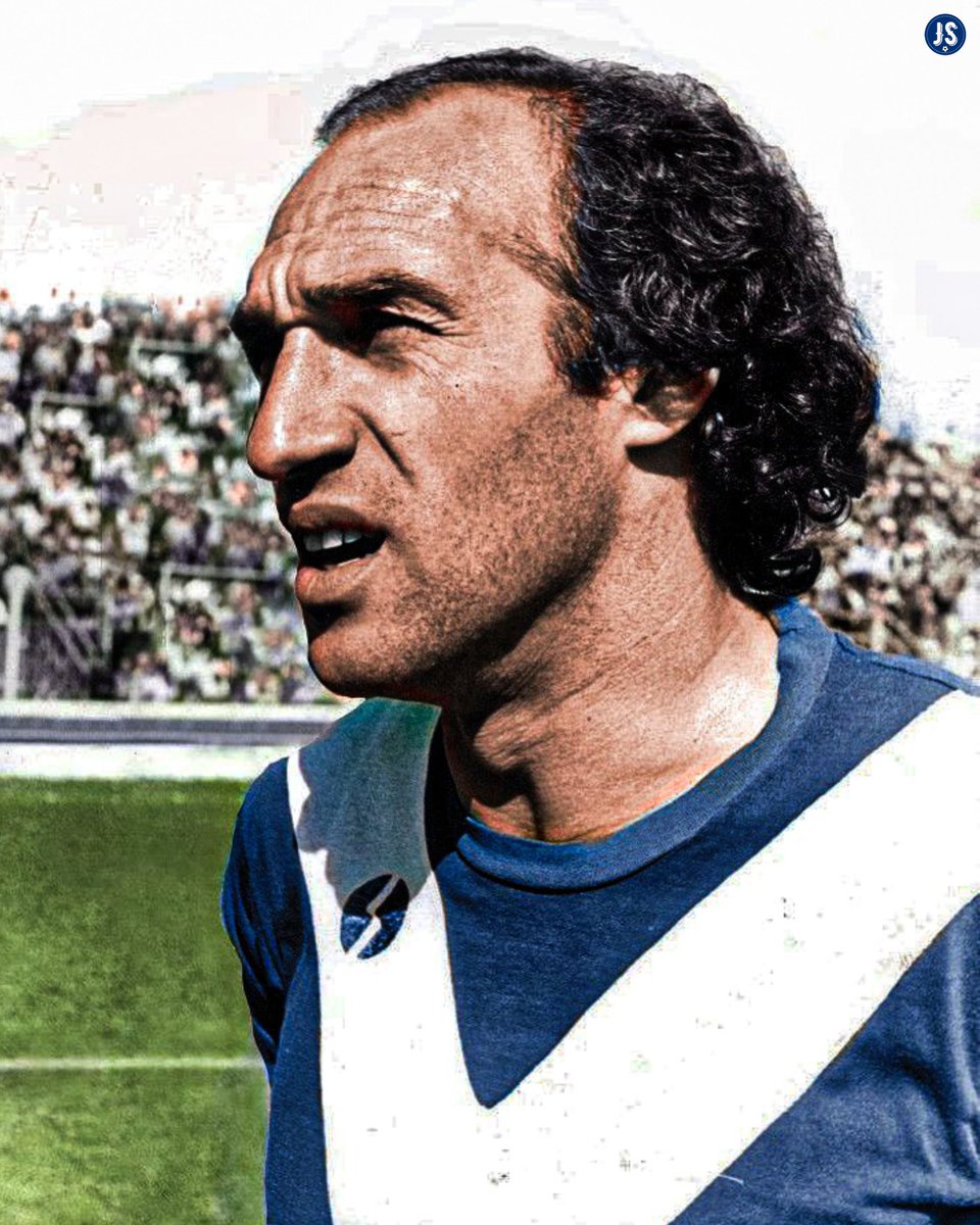 juegosimple__'s tweet image. 🔙 Se cumplen 58 años del DEBUT OFICIAL de Carlos Bianchi con la camiseta de Vélez Sarsfield.
🌟 Nunca es mal momento para recordarles que es el MÁXIMO GOLEADOR (206) de la historia del “Fortín”.