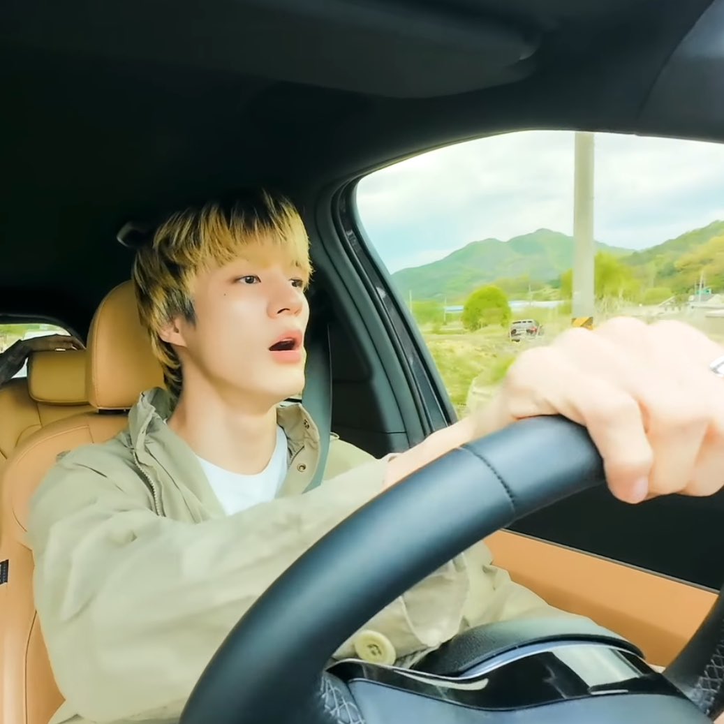 JEN0HOLIC's tweet image. something about jeno in a car makes him 10x more attractive
