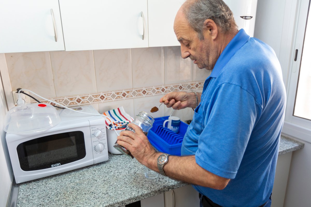 Quan una persona viu al carrer trenca la majoria, sinó tots, els vincles socials que tenia. Un dels esforços importants que ha d’afrontar quan aconsegueix tenir un pis és adaptar-se a un nou entorn, tornar a crear una xarxa social i afrontar la soledat.
