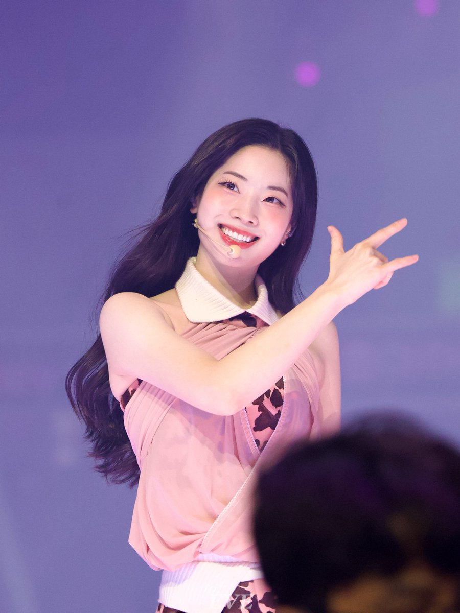 TWICE_EVE's tweet image. 250720 HQ
#TWICE #ํธ์์ด์ค #DAHYUN #ใใใงใณ #๋คํ