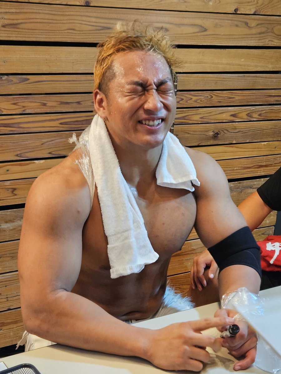 Maaa76Wss's tweet image. 試合終わりに急遽サイン会発表されて、幸せすぎました🥰ボロボロの中サイン会やってくれてありがとう😭💕嘉藤くんも可愛かった😆サイン会の時翔太にちょっとマウントとっていい?って聞かれて何だろって思ったら私より先に彼氏に会っちゃったって😂可愛すぎる🥹💕無理🥹💕最高👍 #海野翔太 #njpw
