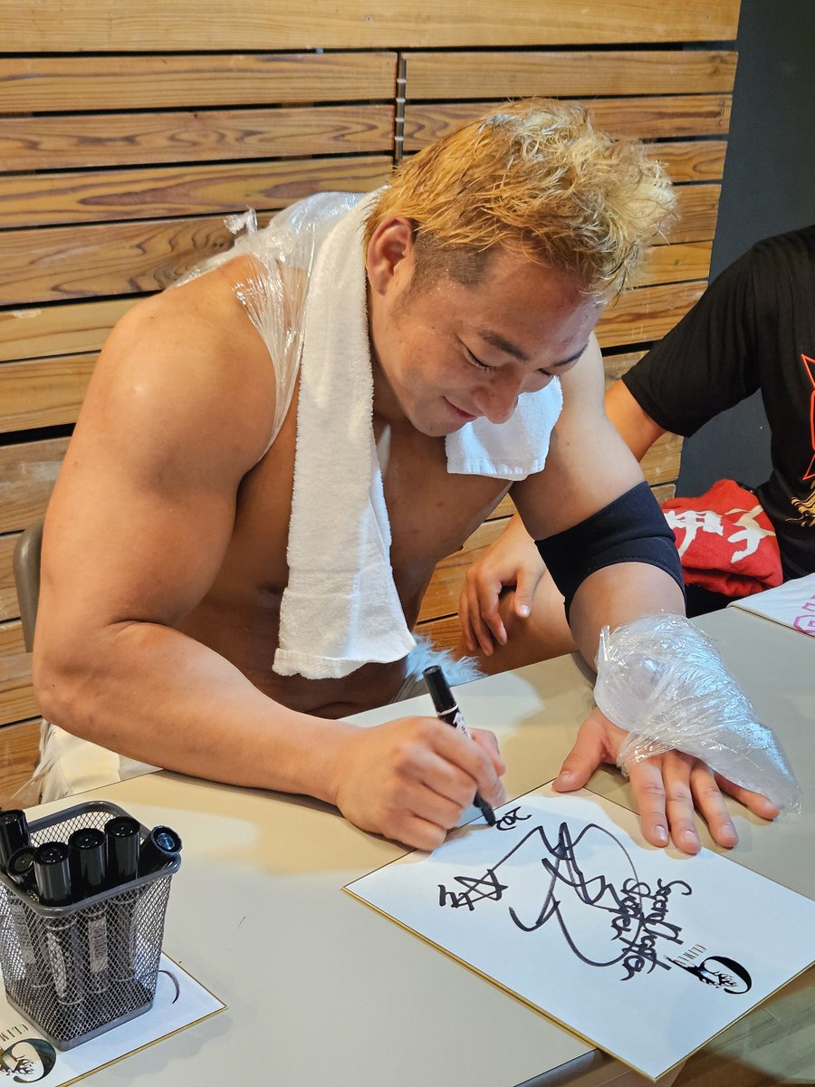 Maaa76Wss's tweet image. 試合終わりに急遽サイン会発表されて、幸せすぎました🥰ボロボロの中サイン会やってくれてありがとう😭💕嘉藤くんも可愛かった😆サイン会の時翔太にちょっとマウントとっていい?って聞かれて何だろって思ったら私より先に彼氏に会っちゃったって😂可愛すぎる🥹💕無理🥹💕最高👍 #海野翔太 #njpw