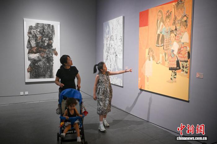 Echinanews's tweet image. An youth art exhibition opened today at the Sichuan Art Gallery, drawing crowds eager to explore fresh, vibrant works by the province’s rising artists. The exhibition runs through August 10. #ChinaCulture