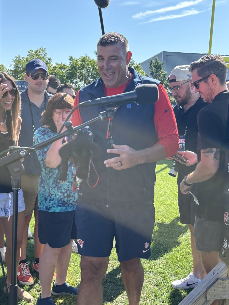 ByMarkDaniels's tweet image. Mike Vrabel comes on the field with a puppy named Nash. Patriots are holding a dog adoption today
