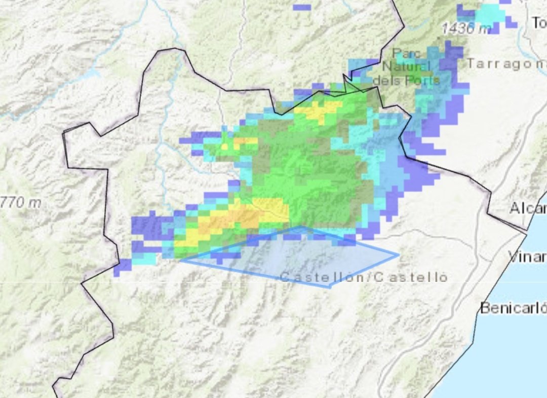 Evoluciona a Supercélula.

👉🏻Se mueve lentamente hacia el S/SE

Riesgos:
🔺️Granizo grande (2-4cm)
🔺️Precipitqciones muy intensas
🔺️Aparato eléctrico muy importante

El poligono muestra la zona que afectará la tormenta a continuación
