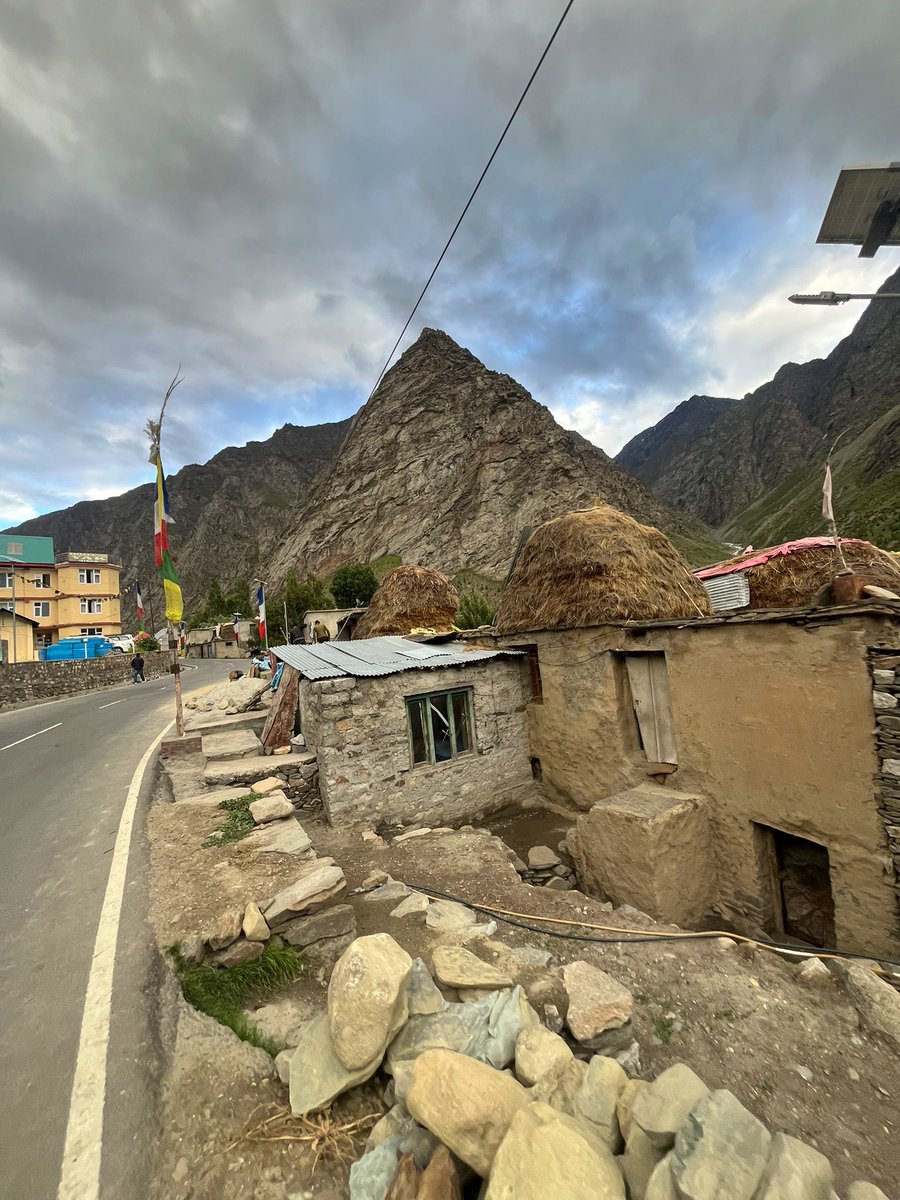 ShivrattanDhil1's tweet image. Just look at this mud house in Jispa where a family lives without any mobile network, no modern luxuries, just pure simplicity and the beauty of nature all around. Hard to believe such a life still exists in today’s world! 😍