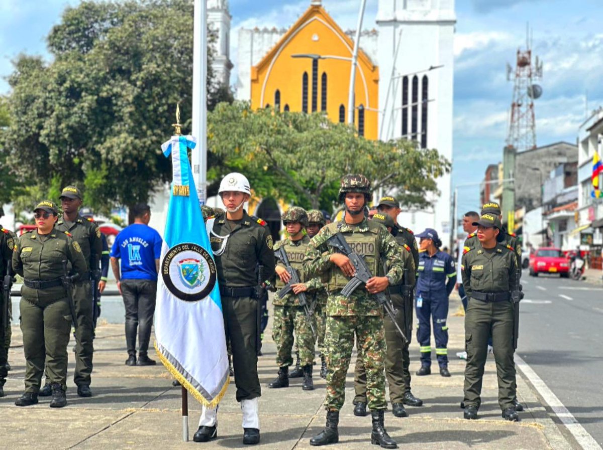 🇨🇴✨ Celebramos con orgullo el #DíadelaIndependencia💪🏼 La Plaza Cívica Boyacá se llenó de honor y patriotismo en el homenaje a nuestros símbolos patrios.🎶 Con presentaciones artísticas exaltamos la labor de las FF.AA quienes se encargan de la seguridad de nuestro país.💛💙❤️