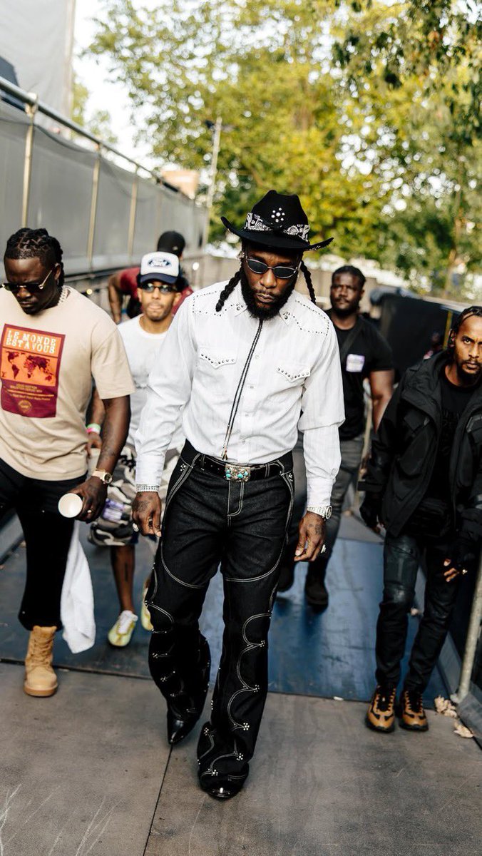 ukange_davidx's tweet image. Them Dey pray make I fall,In fact I’m still standing
- Burnaboy 🦍