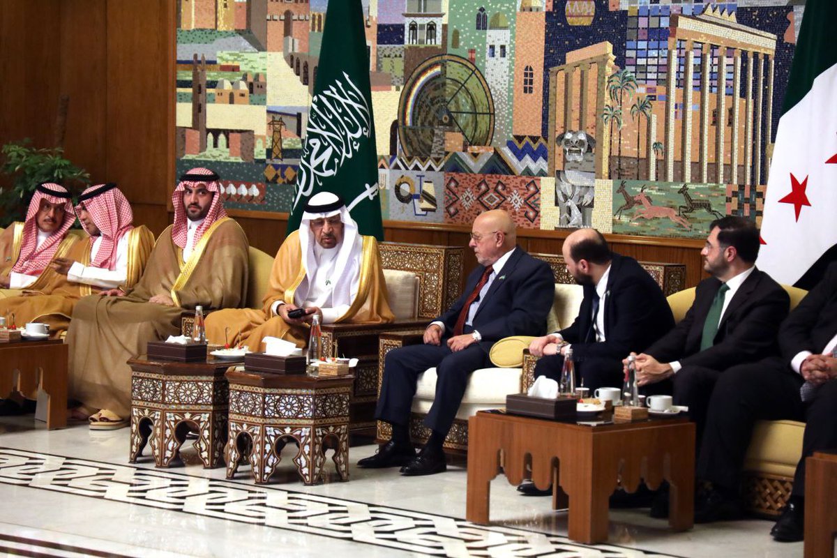 SyrMOfE's tweet image. وزير الطاقة المهندس "محمد البشير" يستقبل وزير الاستثمار السعودي "خالد بن عبد العزيز الفالح" مع الوفد المرافق له، وذلك بحضور وزير الاقتصاد والصناعة الدكتور "محمد نضال الشعار" ووزير الاتصالات وتقانة المعلومات السيد "عبد السلام هيكل".
#الجمهورية_العربية_السورية
#وزارة_الطاقة