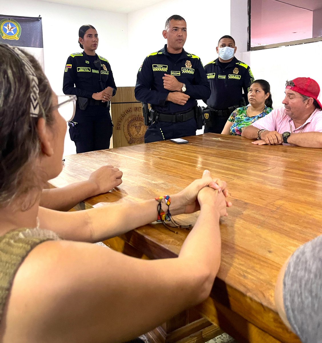 🚔👮‍♂️ #TrabajandoPorTuSeguridad | En articulación con autoridades locales, realizamos una reunión comunitaria con comerciantes en #Lorica para abordar temas como extorsión, estafas y hurtos. 
Juntos, buscamos estrategias para fortalecer la seguridad y convivencia en el sector. ¡Tu