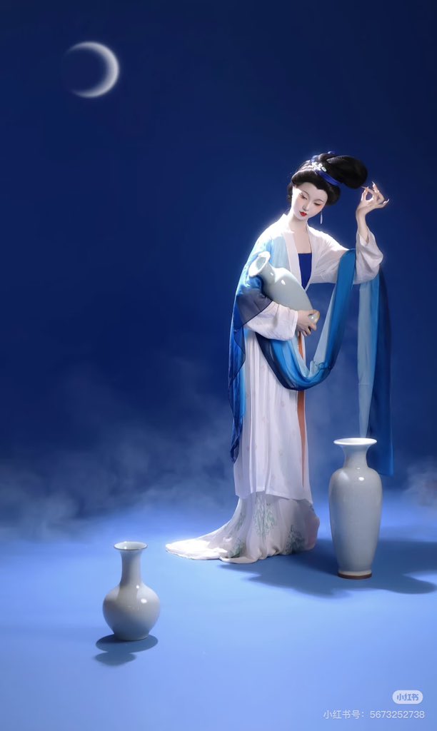 A woman in plain silk holds a Song vase, its moonlit glaze glowing like water. Potters washed kaolin to powder, coated the wheel-thrown form with pale glaze, and fired it at 1,250°C. The result: quiet ivory—no excess, just line, light, and slowed time. (via.zaoshui)