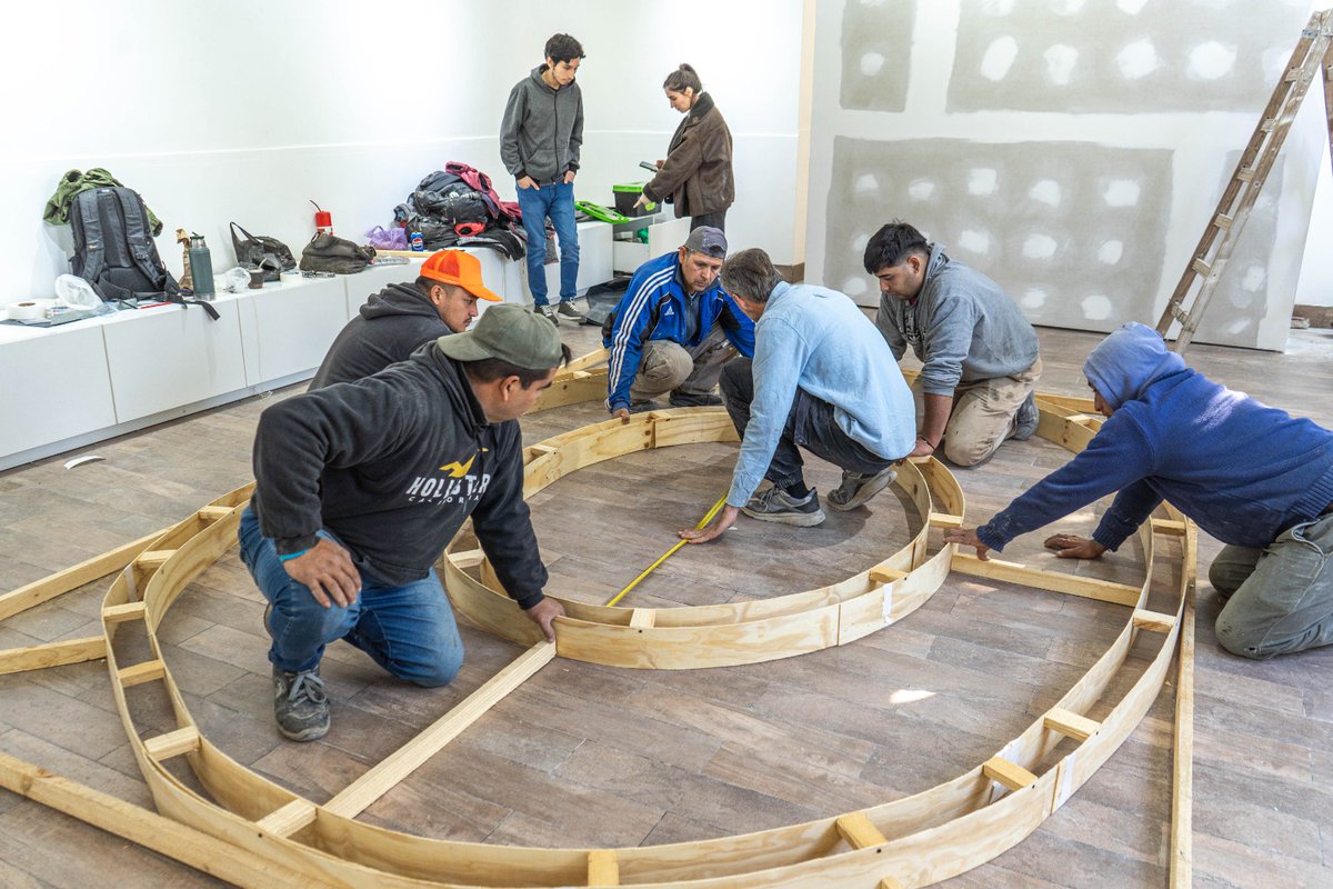 ¡Nos preparamos para vivir <a href="/BIENALSURarte/">BIENALSUR</a> en La Rioja! Avanzamos con el montaje de las muestras en los dos espacios expositivos.

Las y los esperamos este sábado, a partir de las 17 horas en el EAC del Paseo Cultural y posteriormente en el MOC.
#FronterasAbiertas