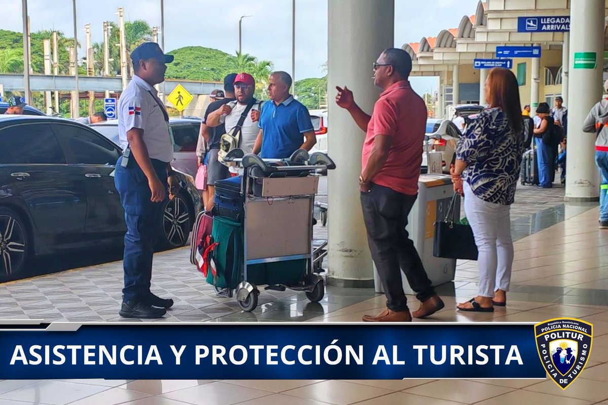 Nuestros agentes en el aeropuertos Internacional de Santiago, brindan asistencia a turistas nacionales y extranjeros que visitan nuestro País.