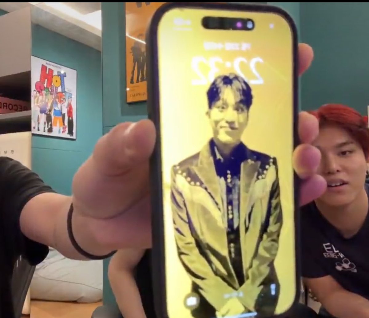 ไอเจี้ย กุไม่อยู่แล้ว รุโตะตั้งรูปจองอูเป็นรูปวอลเปเปอร์ แล้วต๊องมาก ช่วยกุดว้ยย😭😭😭