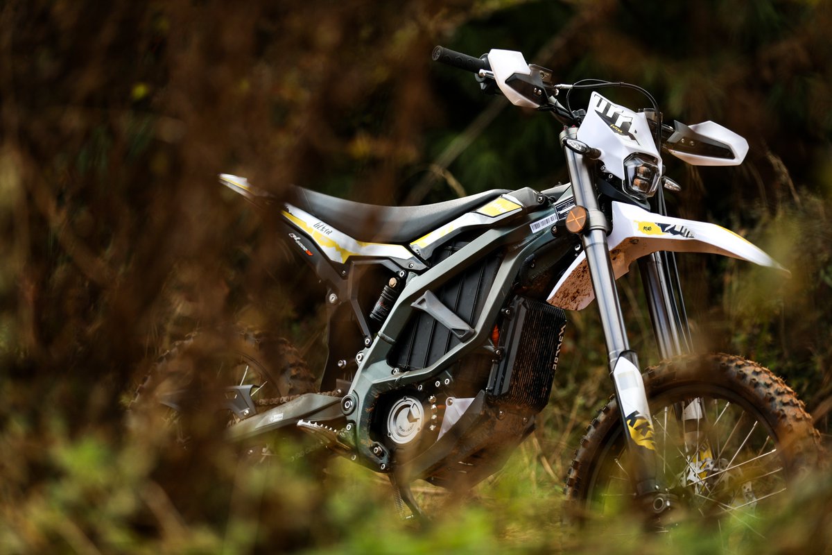 SUR_RON_JP's tweet image. 💥 Ultra Bee、今が買いどき。

現行モデルの在庫、残りわずか！

オフロードでも街でも活躍する、オールラウンド電動バイク。

秋には新型登場予定。今のうちに現行モデルを手に入れよう。

🔗 sur-ron.jp/lineup/ultra-b…

#Surron #UltraBee #電動バイク #在庫限り