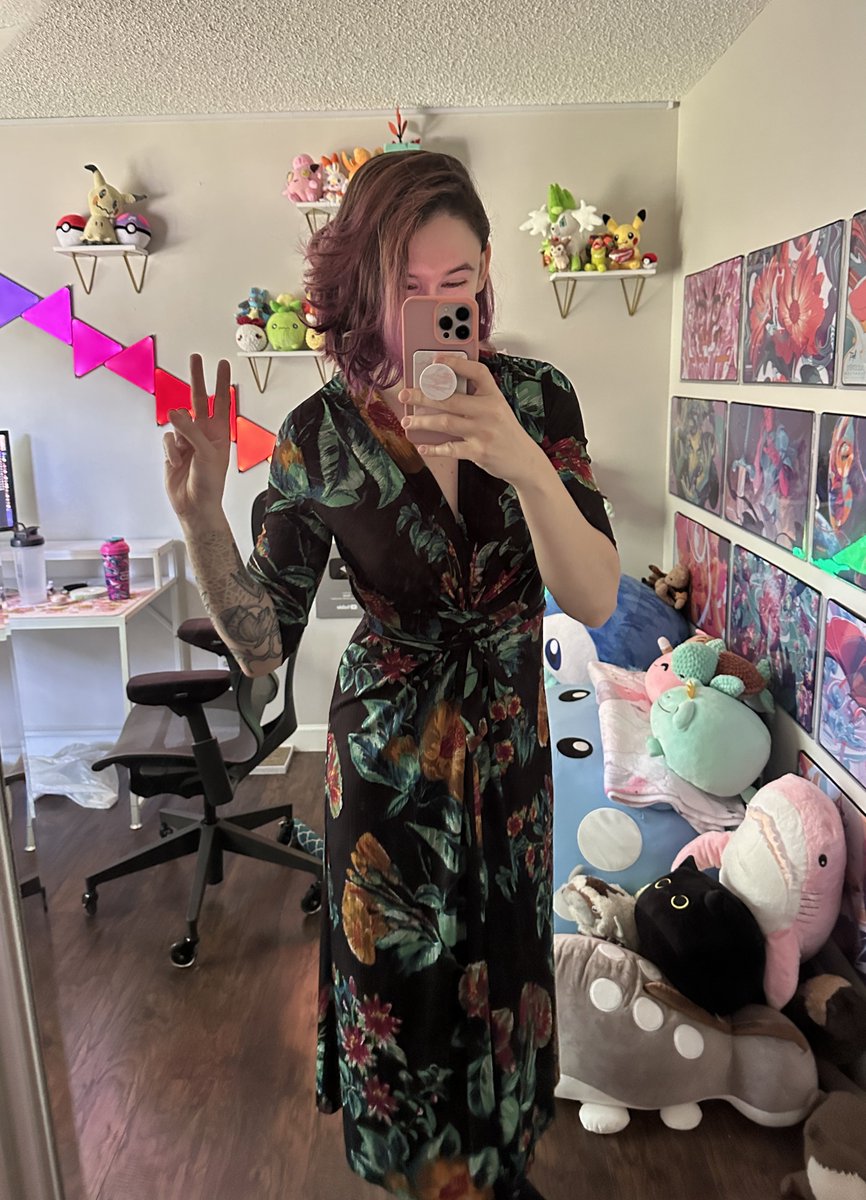 Bloody's tweet image. good morning y’all!! I got my pretty dress on, I’m ready for a banger day 🥰
💚 twitch.tv/bloody 💚