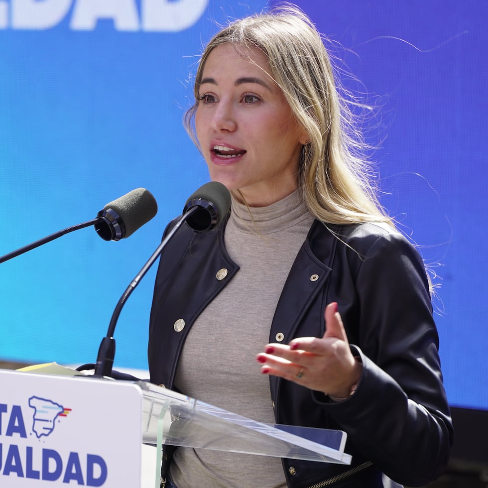 Mientras muchas sufríamos para pagar tasas altísimas o hacíamos malabares para compaginar estudios y curro, en las juventudes del PP se inventan títulos mientras hablan de honradez, meritocracia, recortan y privatizan la educación y se llevan 85mil € al año por ello.