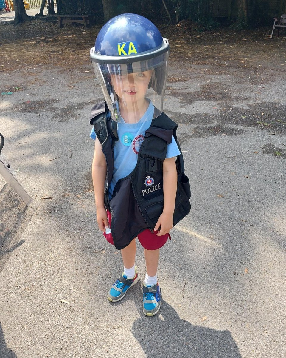 👮‍♂️ Last week, Beat Officers visited Lady Boswell’s School in #Sevenoaks for Reception Careers Week!
They talked about stranger danger, calling 999 &amp; what to do if they get lost.
Kids loved trying on uniforms, exploring the police car &amp; taking fingerprints! 🚓🖐️