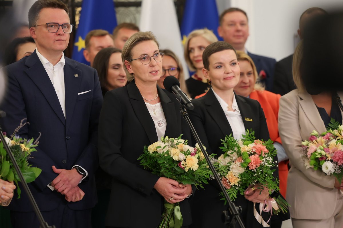 PorowskaAdriana's tweet image. Wielkie gratulacje dla wszystkich Pań i Panów Ministrów powołanych do nowego składu rządu!
To ogromna odpowiedzialność, ale i wielka szansa, by realnie zmieniać rzeczywistość - na lepsze, mądrzejsze, bardziej ludzkie. Trzymam kciuki, żeby nie zabrakło Wam odwagi, przyzwoitości i…
