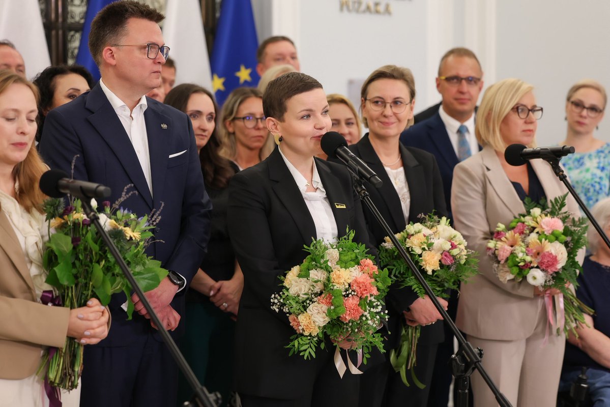 PorowskaAdriana's tweet image. Wielkie gratulacje dla wszystkich Pań i Panów Ministrów powołanych do nowego składu rządu!
To ogromna odpowiedzialność, ale i wielka szansa, by realnie zmieniać rzeczywistość - na lepsze, mądrzejsze, bardziej ludzkie. Trzymam kciuki, żeby nie zabrakło Wam odwagi, przyzwoitości i…