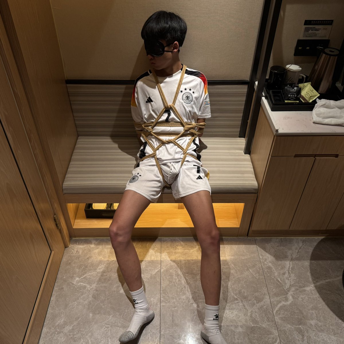 酒店的贴心欢迎礼喜欢吗🥰
来一个限时任务
点赞捆绑➕一分钟
评论捆绑➕二分钟
关注捆绑➕五分钟（6807）
转发捆绑➕十分钟
想把琛子一直绑起来吗🥵