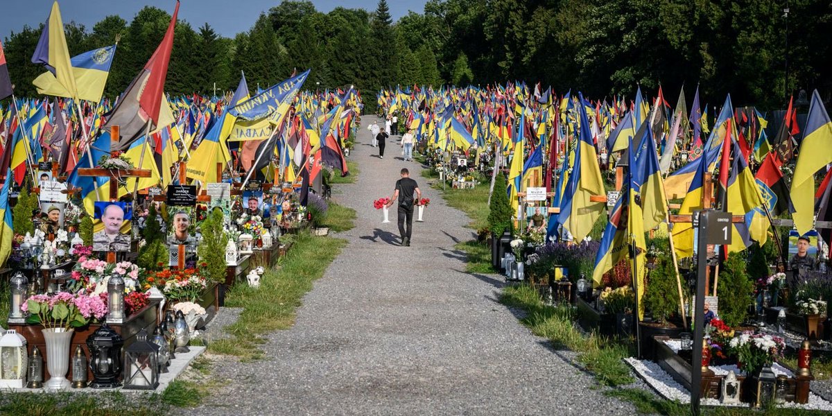 KShevchenkoReal's tweet image. 😢Ukraine is running out of space to bury its soldiers — @lemondefr reports. New military cemeteries are being built across the country, including a €37 million national site near Kyiv with space for over 130,000 graves, DNA-etched headstones, and reinforced shelters. As the war…