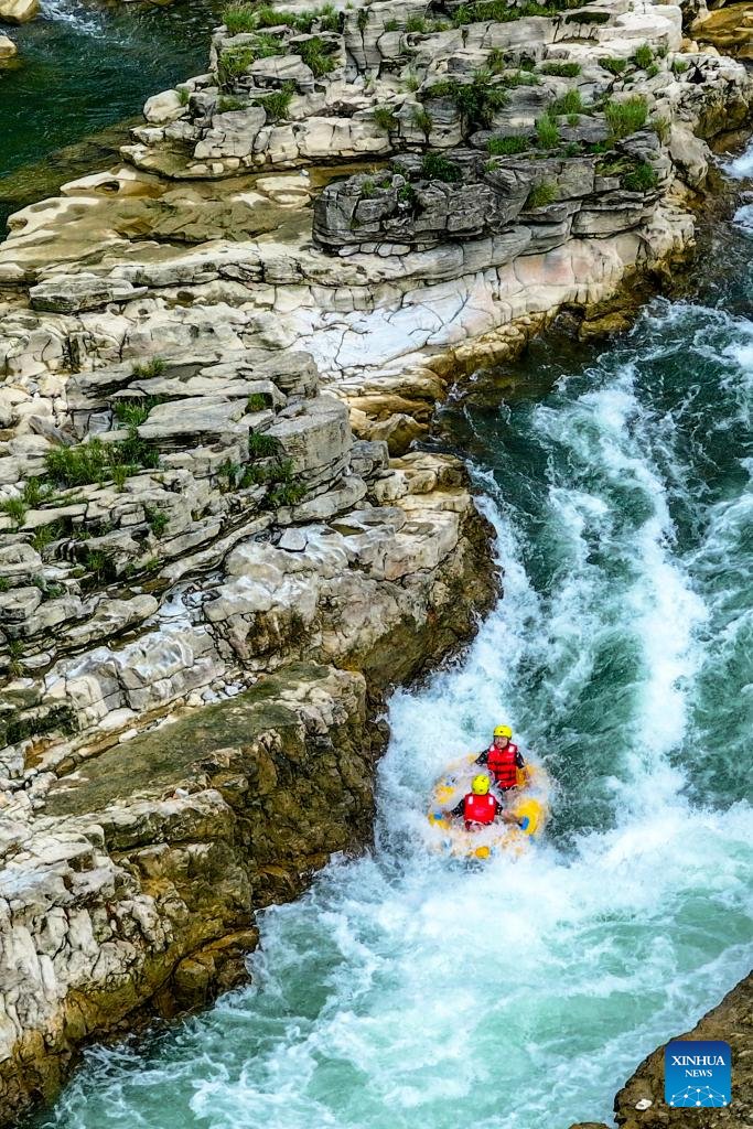 PDChina's tweet image. Tourists are seen rafting in an inflatable boat on Luobei River in Guiding County, SW China's Guizhou Province.