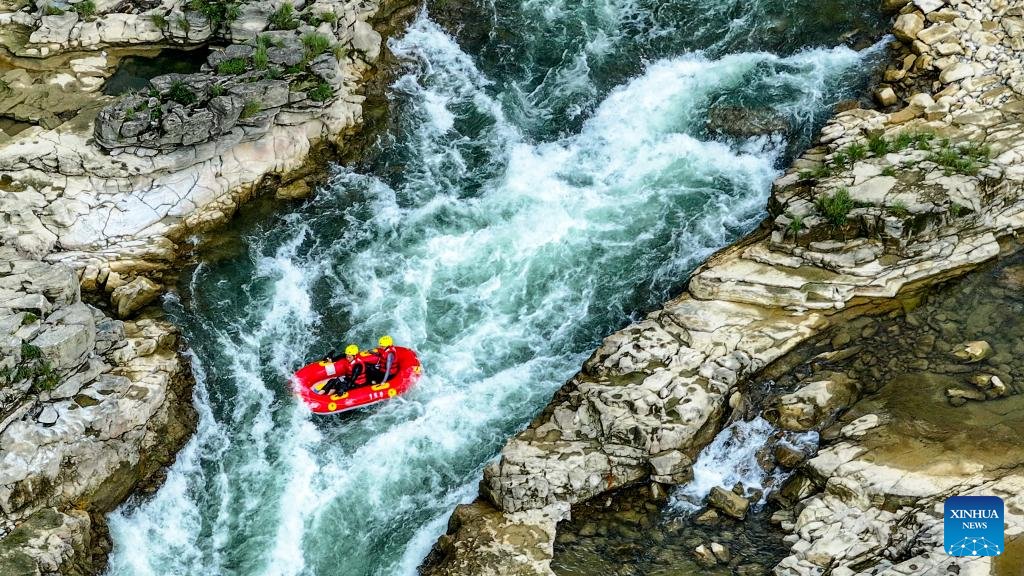 PDChina's tweet image. Tourists are seen rafting in an inflatable boat on Luobei River in Guiding County, SW China's Guizhou Province.